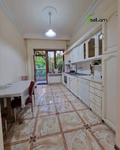 Երեք հարկանի քարե տուն Դավիթ Բեկի փողոցում Էրեբունիում, 2550 ք.մ., 3+ սանհանգույց, մեծ հողամաս