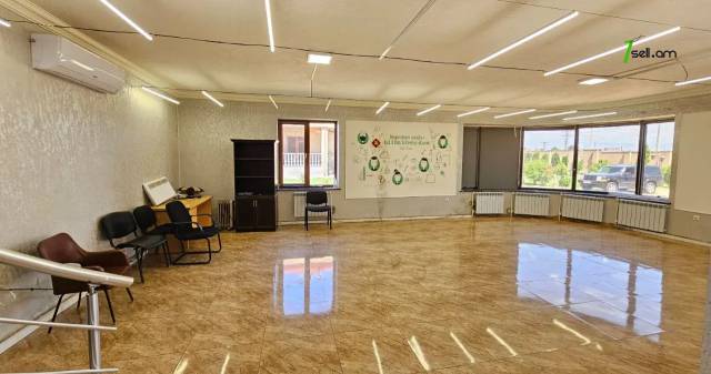 Երկու հարկանի քարե տուն Սիլիկյանի 5-րդ փողոցում Աջափնյակում, 3000 քմ, 2 սանհանգույց, մեծ հողամաս