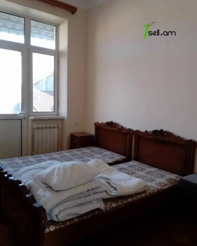 3 սենյականոց բնակարան Սայաթ-Նովայի պողոտայում, 86 ք.մ., բարձր առաստաղներ, կոսմետիկ վերանորոգում