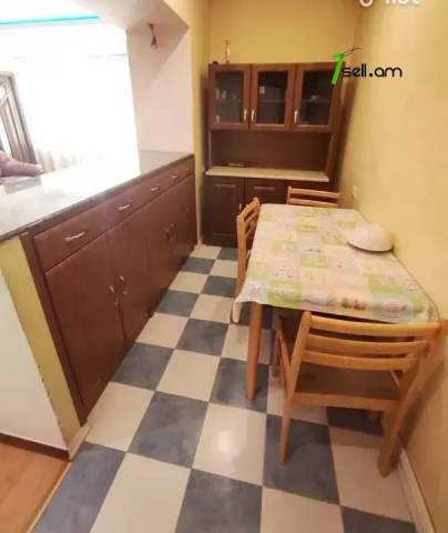 3 սենյականոց բնակարան Կարապետ Ուլնեցու փողոցում, 80 ք.մ., 4/6 հարկ, եվրովերանորոգված, քարե շենք