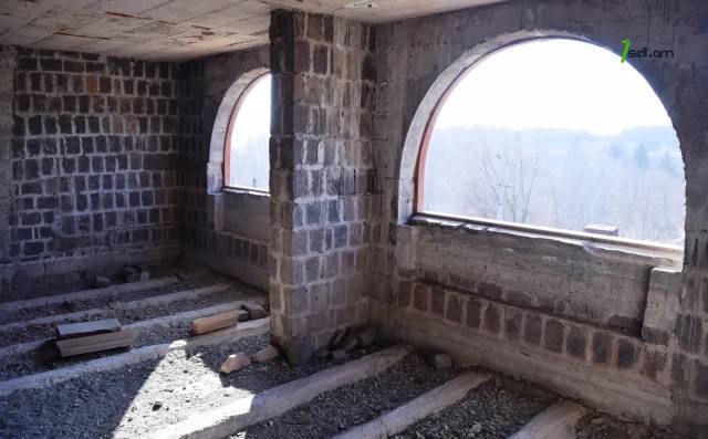 Երեք հարկանի քարե տուն Սահմանապահ փողոցում Գյումրիում, 1022 ք.մ., 2 սանհանգույց