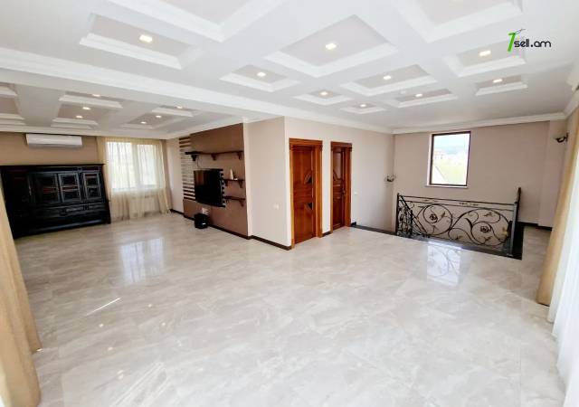 Չորս հարկանի տուն Առինջի 21-րդ փողոցում Առինջում, 950 ք.մ., 3+ սանհանգույց