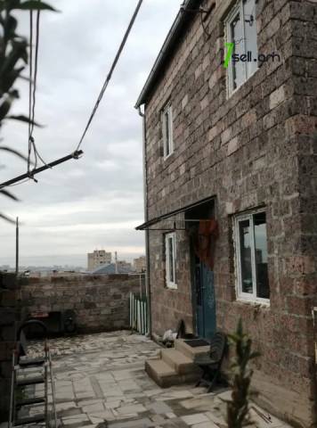 Երկու հարկանի քարե տուն Պետրոս Դուրյանի 4-րդ փողոցում Առինջում, 254 քմ, 2 սանհանգույց