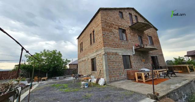 Երկու հարկանի քարե տուն Դավիթ Բեկի փողոցում Էրեբունիում, 240 քմ, 2 սանհանգույց, եվրովերանորոգված