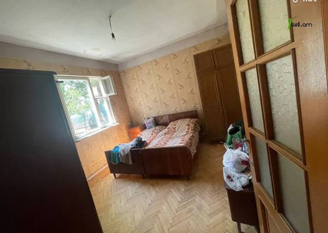 Մեկ հարկանի քարե տուն Հրաչյա Ներսիսյան փողոցում Քանաքեռ Զեյթունում, 90 քմ