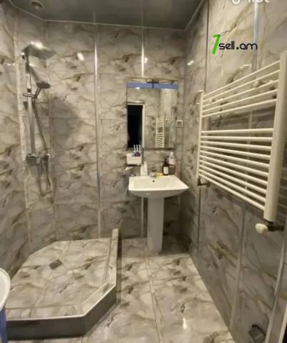 3 սենյականոց բնակարան Ռայնիսի փողոցում, 78 ք.մ., կապիտալ վերանորոգված