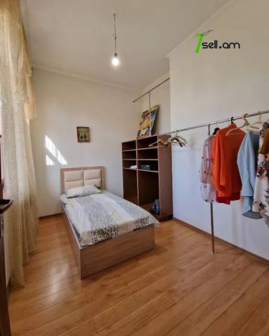 Երկու հարկանի քարե տուն Մելքումովի փողոցում Դավիթաշենում, 600 ք.մ., 3+ սանհանգույց, եվրովերանորոգված