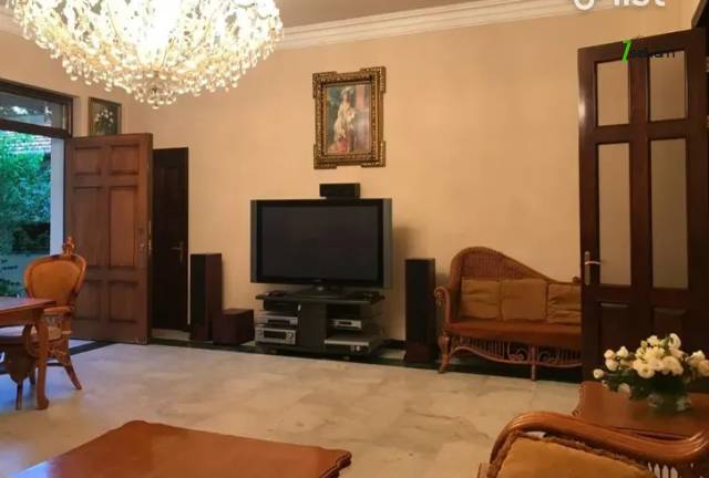 Երեք հարկանի քարե տուն Սունդուկյան փողոցում Արաբկիրում, 470 ք.մ., 3+ սանհանգույց