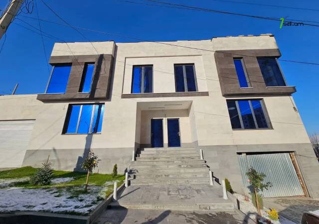 Երկու հարկանի թաունհաուզ Ծարավ աղբյուրի փողոցում Ավանում, 315 քմ, 2 սանհանգույց