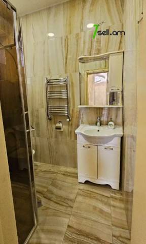 Երկու հարկանի քարե տուն, Արմենակ Արմենակյան անցուղի Նորք Մարաշում, 1800 քմ, 3+ սանհանգույց