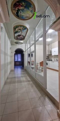 Ընդարձակ 5 սենյականոց բնակարան Մեսրոպ Մաշտոցի պողոտայում, 310 ք.մ., 2 սանհանգույց, բարձր առաստաղներ