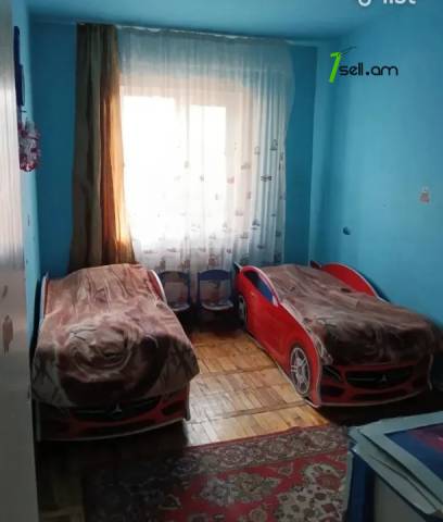 3 սենյականոց բնակարան Ծովակալ Իսակովի պողոտայում, 78 ք.մ., 3/9 հարկ, մի քանի պատշգամբ