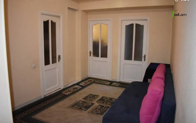 3 սենյականոց բնակարան Կարապետ Ուլնեցու փողոցում, 90 ք.մ., 2/6 հարկ, եվրովերանորոգված, քարե շենք