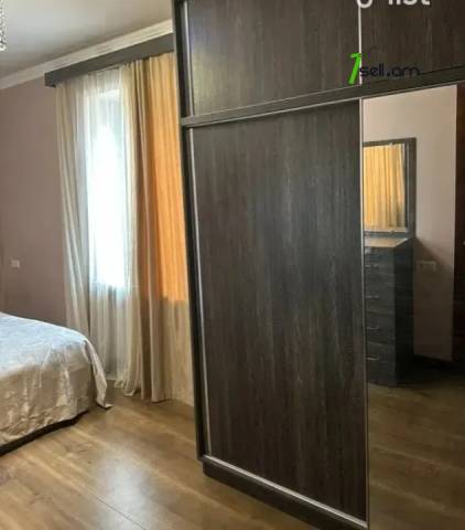 4 սենյականոց բնակարան Թոթովենցի փողոցում, 78 ք.մ., 3/5 հարկ, կապիտալ վերանորոգված, քարե շենք