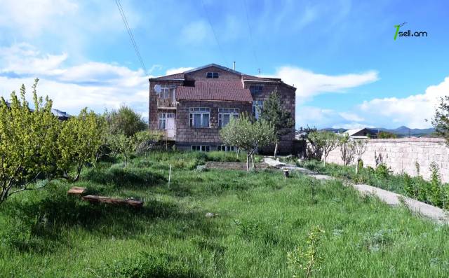 Երկու հարկանի քարե տուն, Վ. Սարգսյան փողոց 1-ին թաղամաս Գյումրիում, 308 ք.մ., կոսմետիկ վերանորոգում
