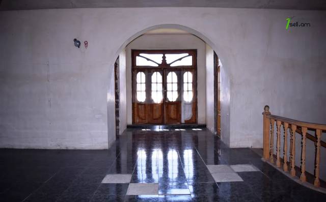 Երկու հարկանի քարե տուն, Ախուրյան խճուղի Ախուրյանում, 680 ք.մ., 2 սանհանգույց, մեծ հողամաս