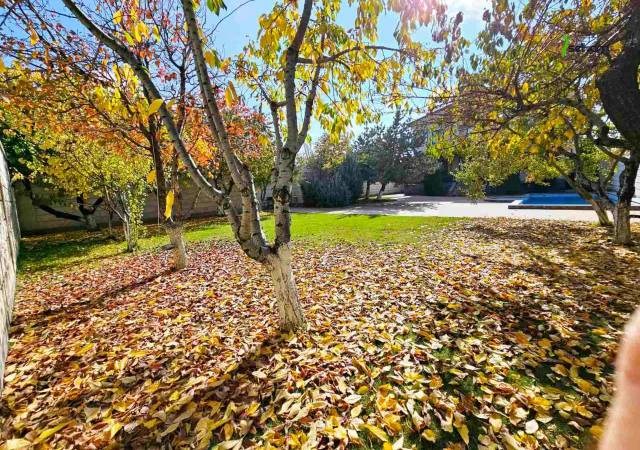 Երկու հարկանի քարե տուն Ծարավ Աղբյուրի փողոցում Ավանում, 1650 ք.մ., 3+ սանհանգույց