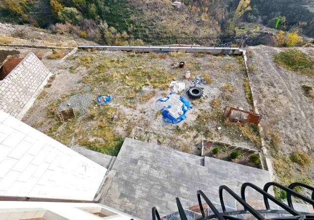 Երեք հարկանի քարե տուն Դավիթ Բեկի փողոցում Նոր Նորքում, 1003 քմ, 3+ սանհանգույց