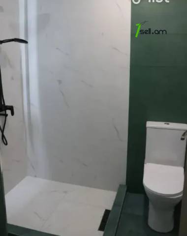 Երեք հարկանի քարե թաունհաուզ, Աշտարակի խճուղի Աջափնյակում, 187 ք.մ., 3+ սանհանգույց