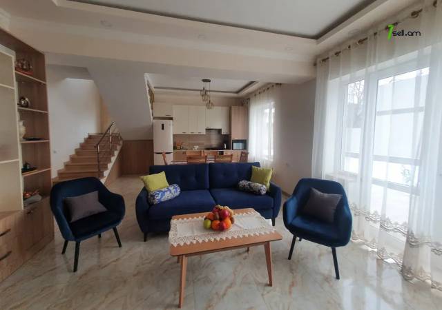 Երկու հարկանի քարե տուն Պարույր Սևակի փողոցում Ավանում, 640 ք.մ., 2 սանհանգույց