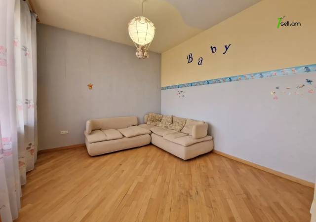 Երկու հարկանի քարե տուն Լուկաշինի փողոցում Աջափնյակում, 300 ք.մ., 3+ սանհանգույց, եվրովերանորոգված