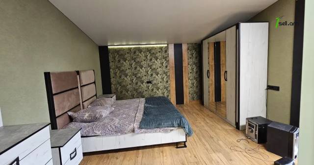 Երեք հարկանի քարե տուն Զաքարիա Քանաքեռցու փողոցում Քանաքեռ Զեյթունում, 250 քմ, 3+ սանհանգույց