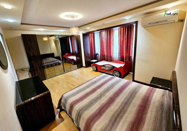 3 սենյականոց բնակարան Հանրապետության փողոցում, 100 քմ, 2/6 հարկ, կապիտալ վերանորոգված, քարե շենք