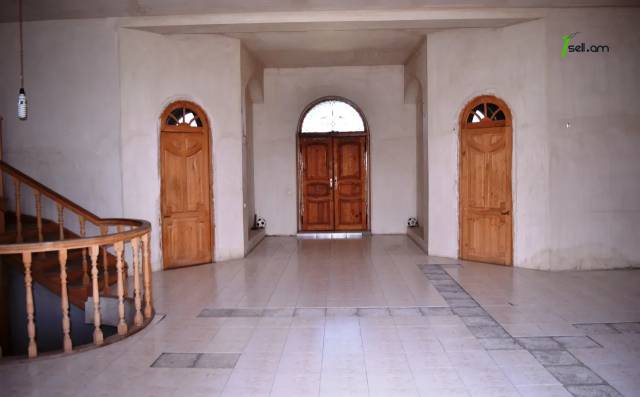 Երկու հարկանի քարե տուն, Ախուրյան խճուղի Ախուրյանում, 680 ք.մ., 2 սանհանգույց, մեծ հողամաս