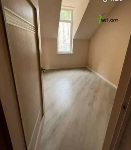 Երկու հարկանի քարե տուն Հալաբյան փողոցում Աջափնյակում, 130 ք.մ., 3+ սանհանգույց