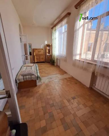 4 սենյականոց բնակարան Մոսկովյան փողոցում, 94 ք.մ., բարձր առաստաղներ, քարե շենք