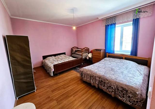 Երեք հարկանի քարե տուն Աջափնյակում, 1200 ք.մ., 2 սանհանգույց, եվրովերանորոգված