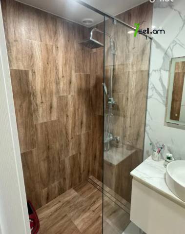 4 սենյականոց բնակարան Դրոյի փողոցում, 108 ք.մ., դիզայներական ոճով վերանորոգված, քարե շենք