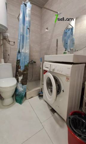 2 սենյականոց բնակարան Ամիրյան փողոցում, 40 քմ, նախավերջին հարկ, կապիտալ վերանորոգված, քարե շենք