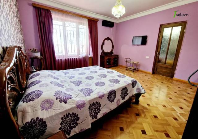 Երեք հարկանի տուն Օստրովսկու փողոցում կենտրոնում, 900 քմ, 3+ սանհանգույց, կապիտալ վերանորոգված