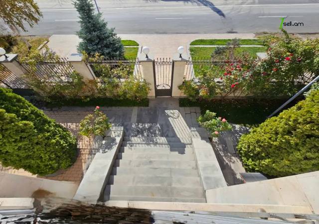 Երկու հարկանի քարե տուն Ծարավ Աղբյուրի փողոցում Ավանում, 1650 ք.մ., 3+ սանհանգույց