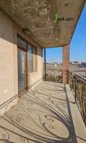 Չորս հարկանի քարե տուն Սիլիկյան 4-րդ փողոցում Աջափնյակում, 2480 ք.մ., 3+ սանհանգույց, մեծ հողամաս