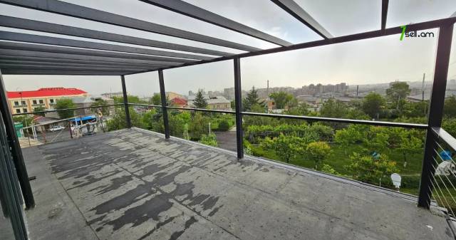 Երեք հարկանի քարե տուն Զաքարիա Քանաքեռցու փողոցում Քանաքեռ Զեյթունում, 250 քմ, 3+ սանհանգույց