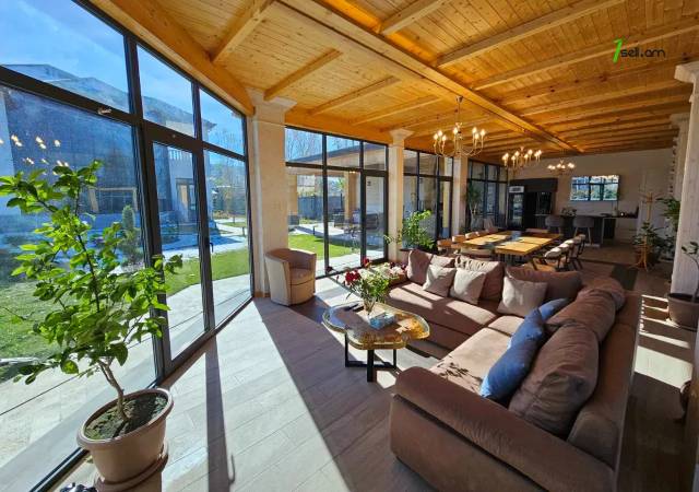 Երկու հարկանի տուն Ամառանոցային փողոցում Ձորաղբյուրում, 2600 ք.մ., 3+ սանհանգույց