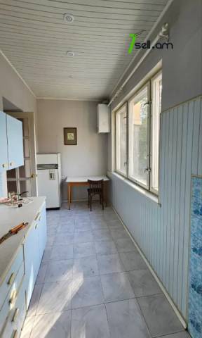 3 սենյականոց բնակարան Տպագրիչների փողոցում, 90 քմ, 2/5 հարկ, կոսմետիկ վերանորոգում, քարե շենք