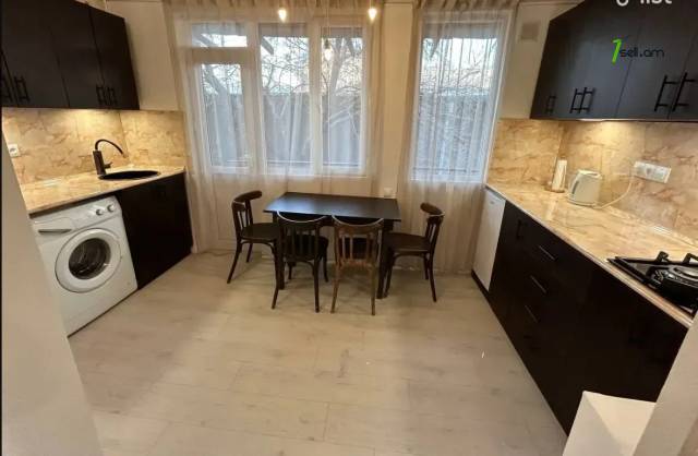 2 սենյականոց բնակարան Նար-Դոսի փողոցում, 38 քմ, նախավերջին հարկ, բարձր առաստաղներ