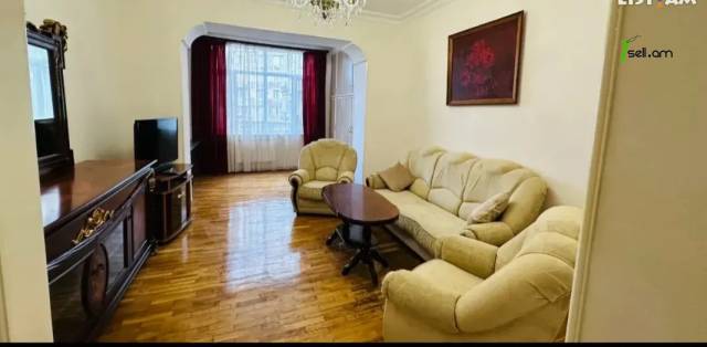 2 սենյականոց բնակարան Աբովյան փողոցում, 60 քմ, նախավերջին հարկ, կապիտալ վերանորոգված, քարե շենք