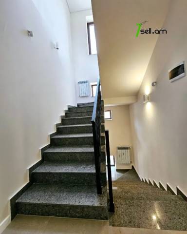 Երեք հարկանի քարե տուն, Դուրյան թաղամաս Ավանում, 400 քմ, 3+ սանհանգույց, կապիտալ վերանորոգված