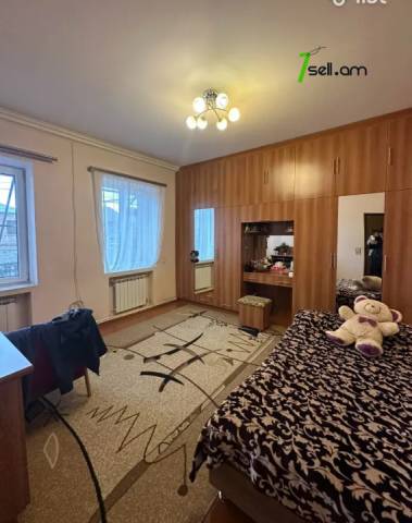 Երկու հարկանի քարե տուն Գրիգոր Զոհրապի փողոցում Աջափնյակում, 294 քմ, 2 սանհանգույց