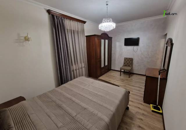 Երկու հարկանի քարե տուն Մուրացանի փողոցում Էրեբունիում, 220 ք.մ., 3+ սանհանգույց