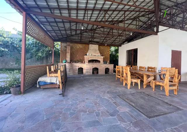 Երկու հարկանի քարե տուն, Թբիլիսյան խճուղի Արաբկիրում, 900 ք.մ., 3+ սանհանգույց, եվրովերանորոգված