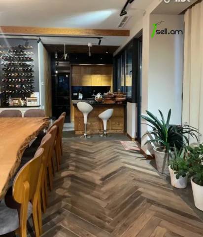 Ընդարձակ 3 սենյականոց բնակարան նորակառույց շենքում Վիկտոր Համբարձումյան փողոցում, 267 ք.մ.