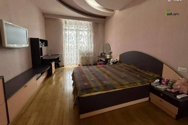 4 սենյականոց բնակարան նորակառույց շենքում Դերենիկ Դեմիրճյանի փողոցում, 181 քմ, 4/11 հարկ