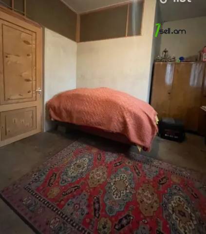 Երեք հարկանի քարե տուն Մանուշյան փողոցում Արաբկիրում, 350 ք.մ., 2 սանհանգույց