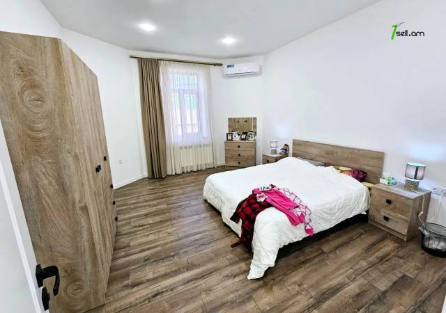 Երեք հարկանի քարե տուն Դավիթ Բեկի փողոցում Նոր Նորքում, 1003 քմ, 3+ սանհանգույց