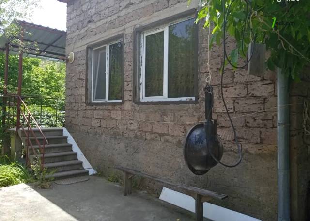 Երեք հարկանի քարե ամառանոց 16-րդ փողոցում Գետամեջում, 148 ք.մ., 2 սանհանգույց, մասնակի վերանորոգում